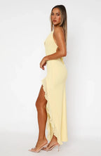 Robe longue femme à bretelles, décolleté plongeant en tissu léger, avec imprimé floral et coupe fluide pour un look estival.