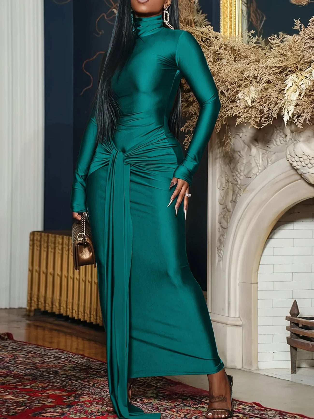 Robe longue femme col haut en tissu fluide, avec une coupe élégante et des détails raffinés, idéale pour les soirées.