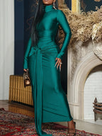 Robe longue femme col haut en tissu fluide, avec une coupe élégante et des détails raffinés, idéale pour les soirées.