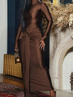 Robe longue femme à col haut, en tissu fluide, design élégant avec une coupe cintrée et une jupe ample, idéale pour les…