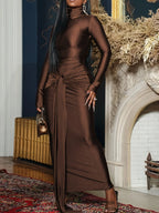 Robe longue en satin bleu marine avec col haut, parfaite pour les soirées et les événements, silhouette élégante.