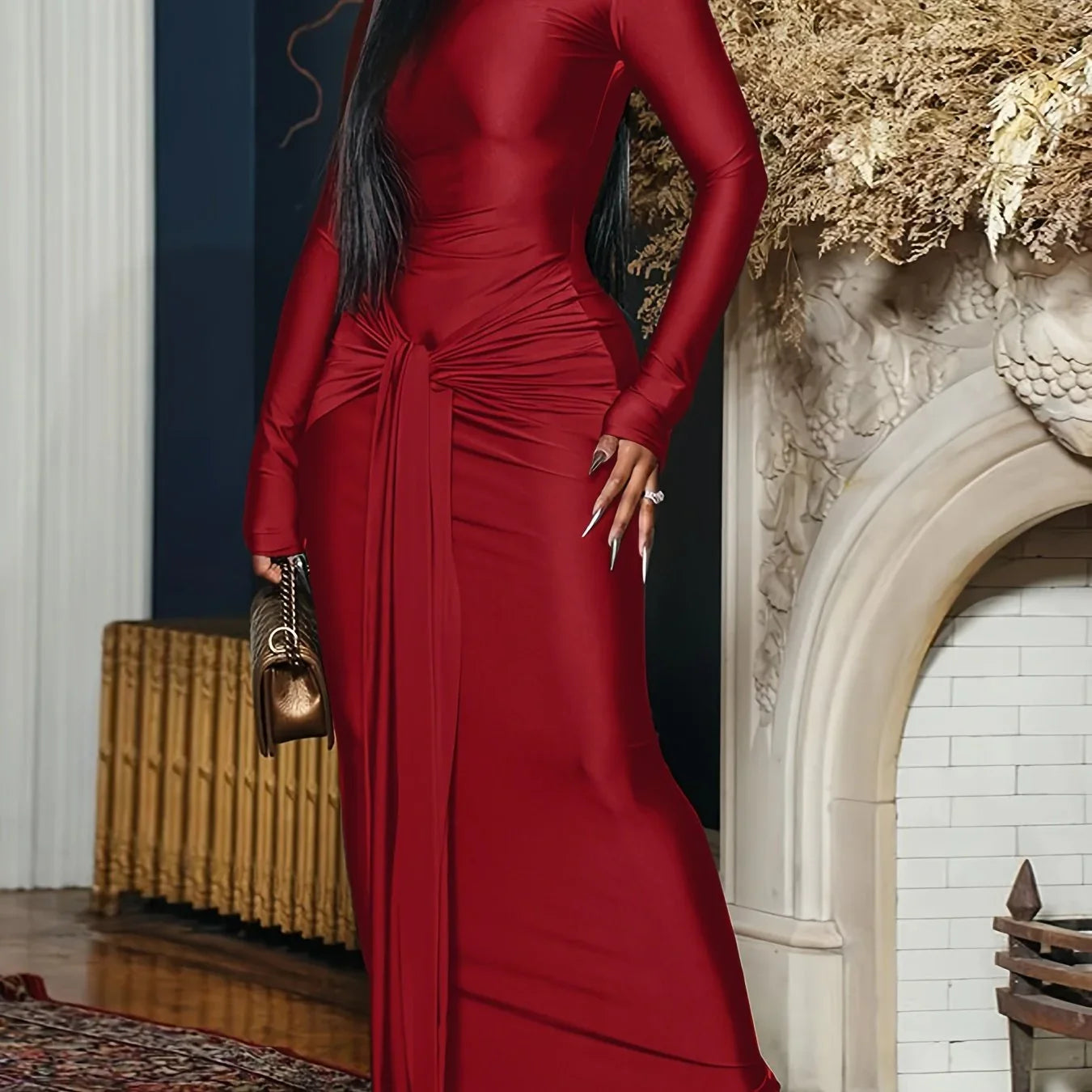 Robe longue femme en tissu léger, col haut élégant, design fluide idéal pour les soirées et événements.