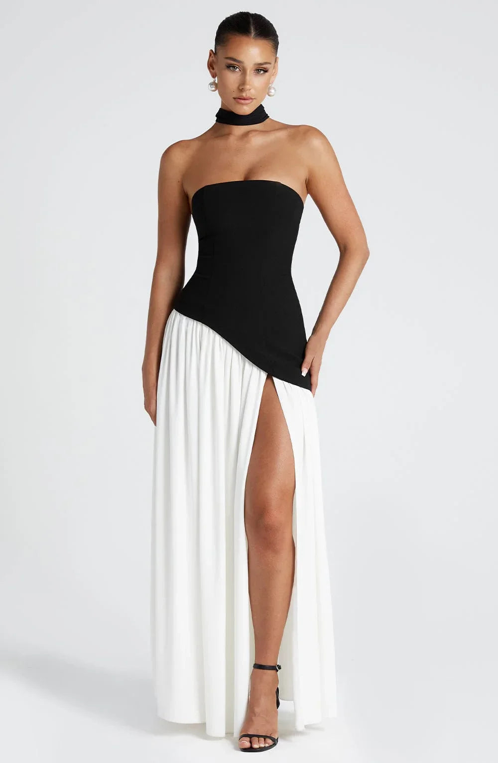 Robe longue femme en polyester, col ras-du-cou, avec fente élégante sur le côté pour un look moderne et fluide.