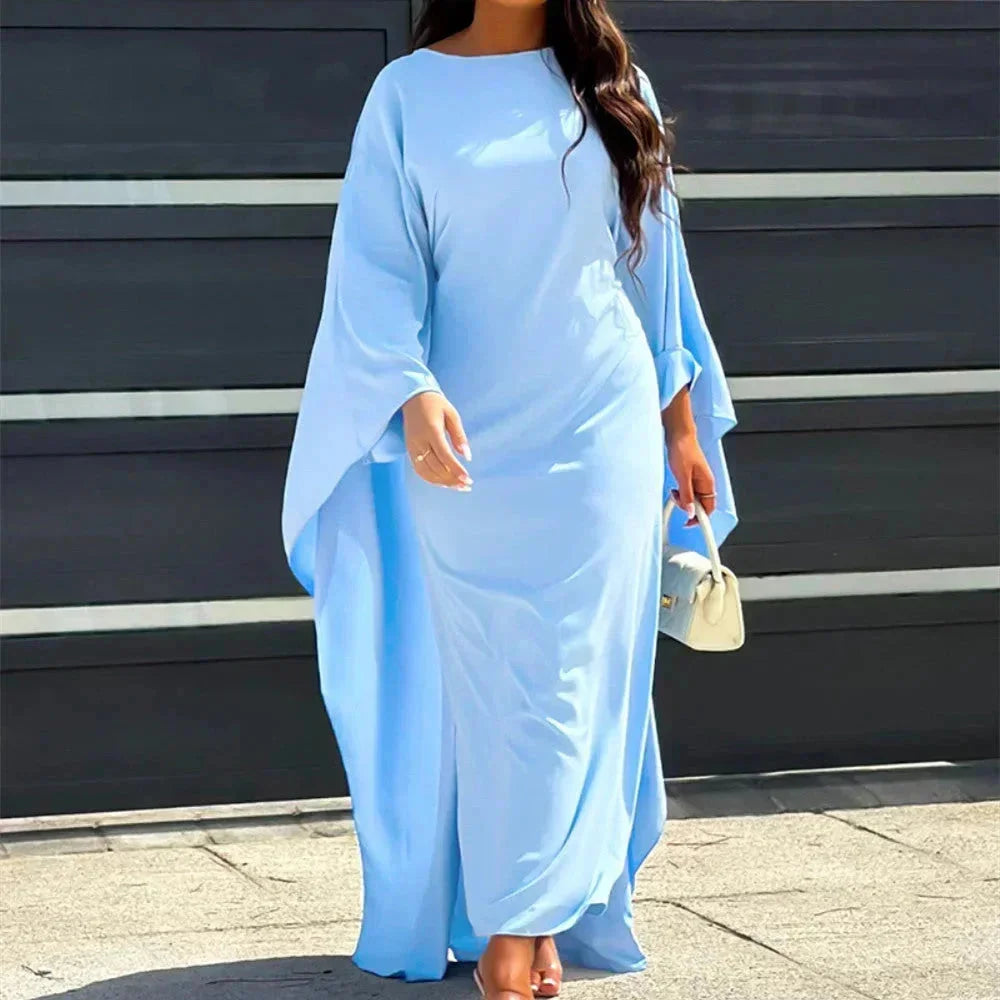 Robe longue femme bleu clair, manches longues drapées, coupe fluide en tissu léger.