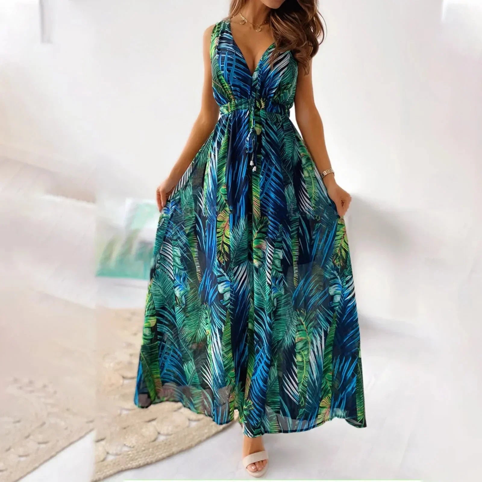 Robe longue sans manches en tissu léger, col en V, avec un imprimé floral coloré, idéale pour l'été.