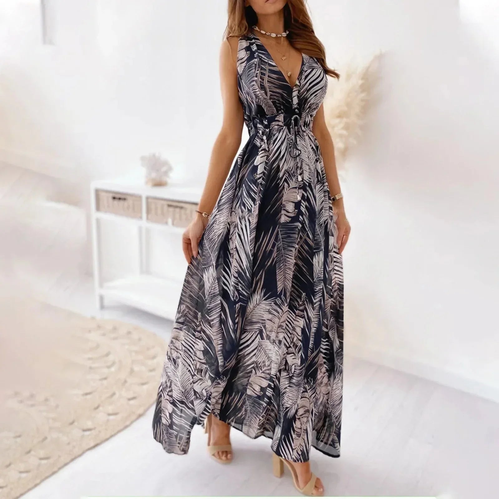 Robe longue sans manches en coton, col en V, imprimé floral vivant, idéale pour les journées d'été décontractées.
