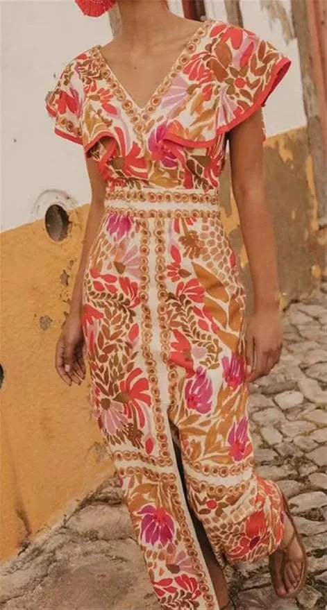 Robe longue fluide rouge à fleurs, col en V, manches volantées et fente, idéale pour l'été. Fabriquée en tissu léger.