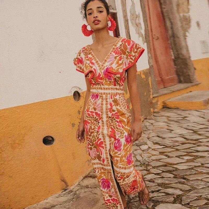 Robe longue fluide rouge à fleurs, manches volantées, col en V, avec fente, idéale pour l'été et les occasions décontractées.