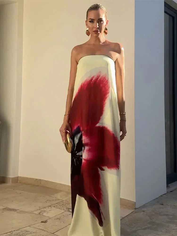 Robe longue à imprimé floral, bretelles fines, en tissu léger, idéale pour des journées d'été à la plage.