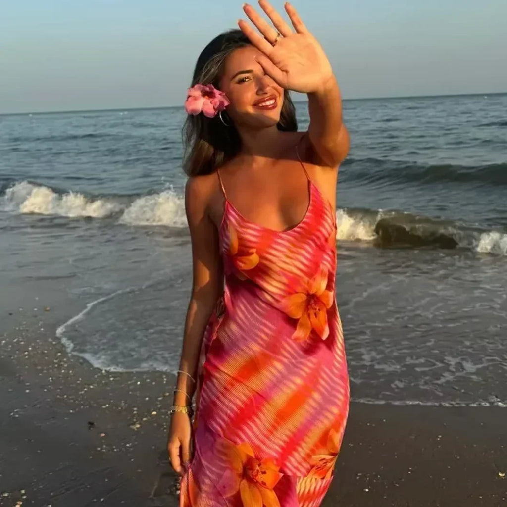 Robe longue d'été à imprimé floral, en tissu léger avec bretelles fines, idéale pour une journée à la plage.