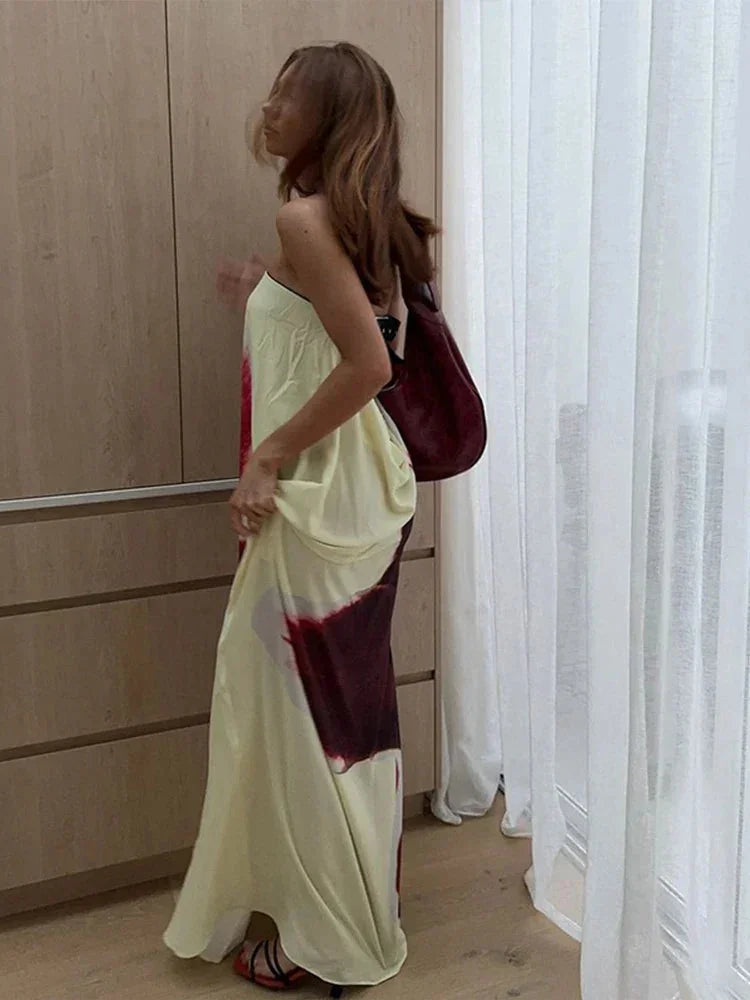 Robe longue à imprimé floral, fabriquée en coton léger, avec bretelles fines idéale pour les journées d'été à la plage.