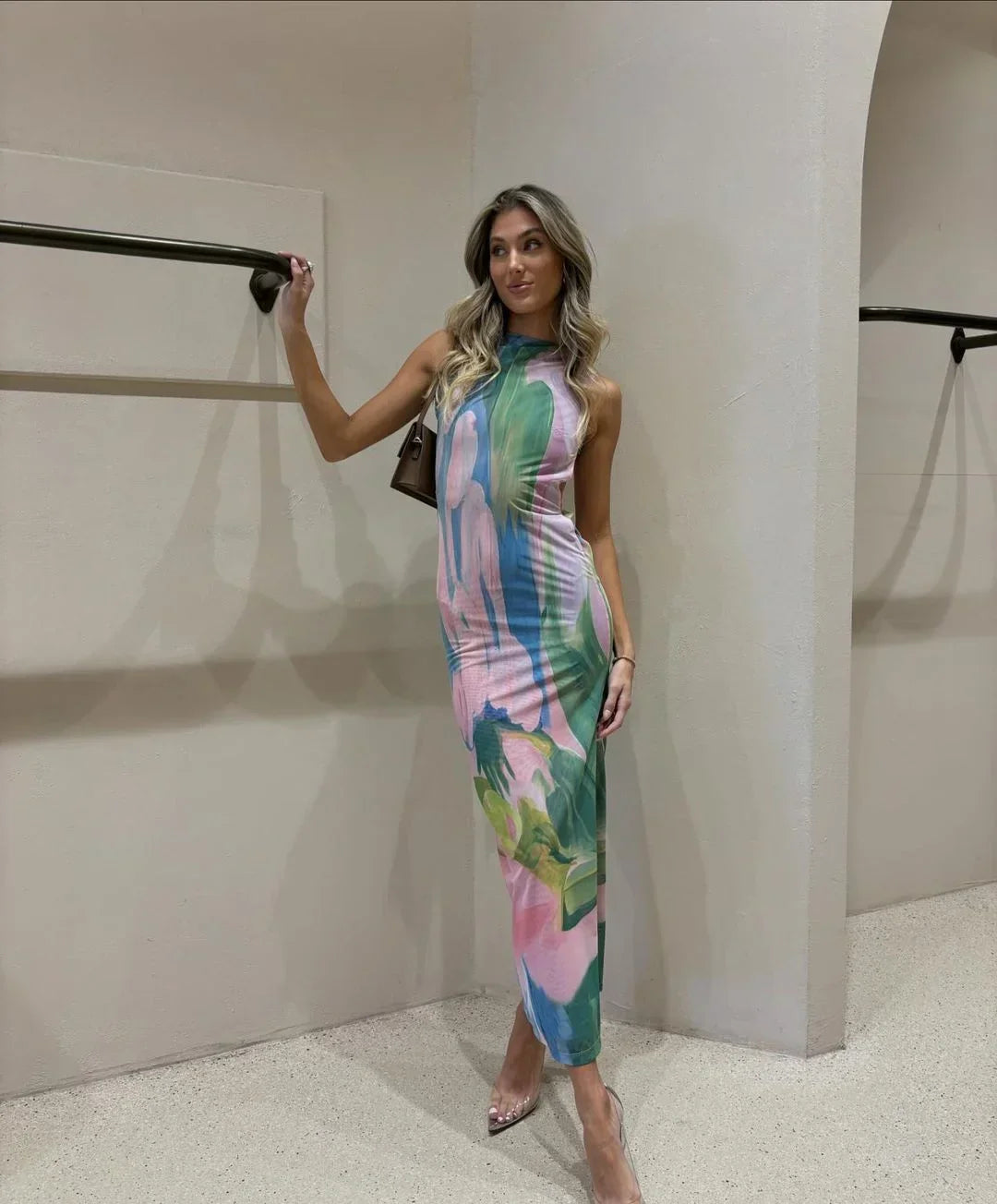 Robe longue sans manches en tissu léger à imprimé tropical multicolore, coupe ajustée parfaite pour l'été.