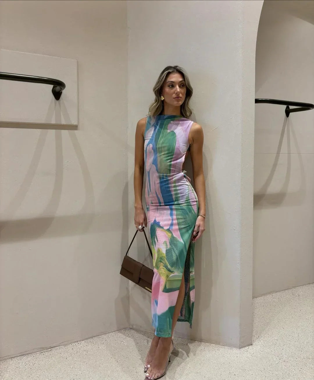 Robe longue sans manches avec imprimé tropical multicolore, coupe ajustée, parfaite pour l'été, en tissu léger et fluide.