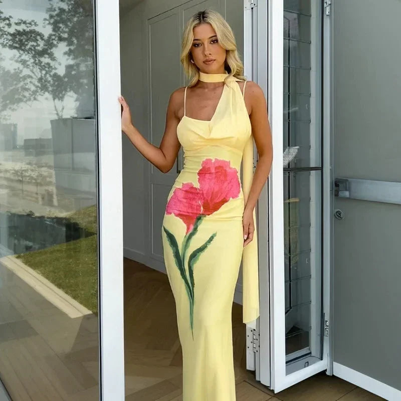 Robe longue jaune à fleurs, col licou, coupe ajustée, en coton léger, parfaite pour les journées d'été.