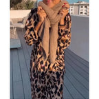 Robe longue en tissu léger, motif léopard, manches longues et col en V avec fermeture portefeuille, idéale pour le…