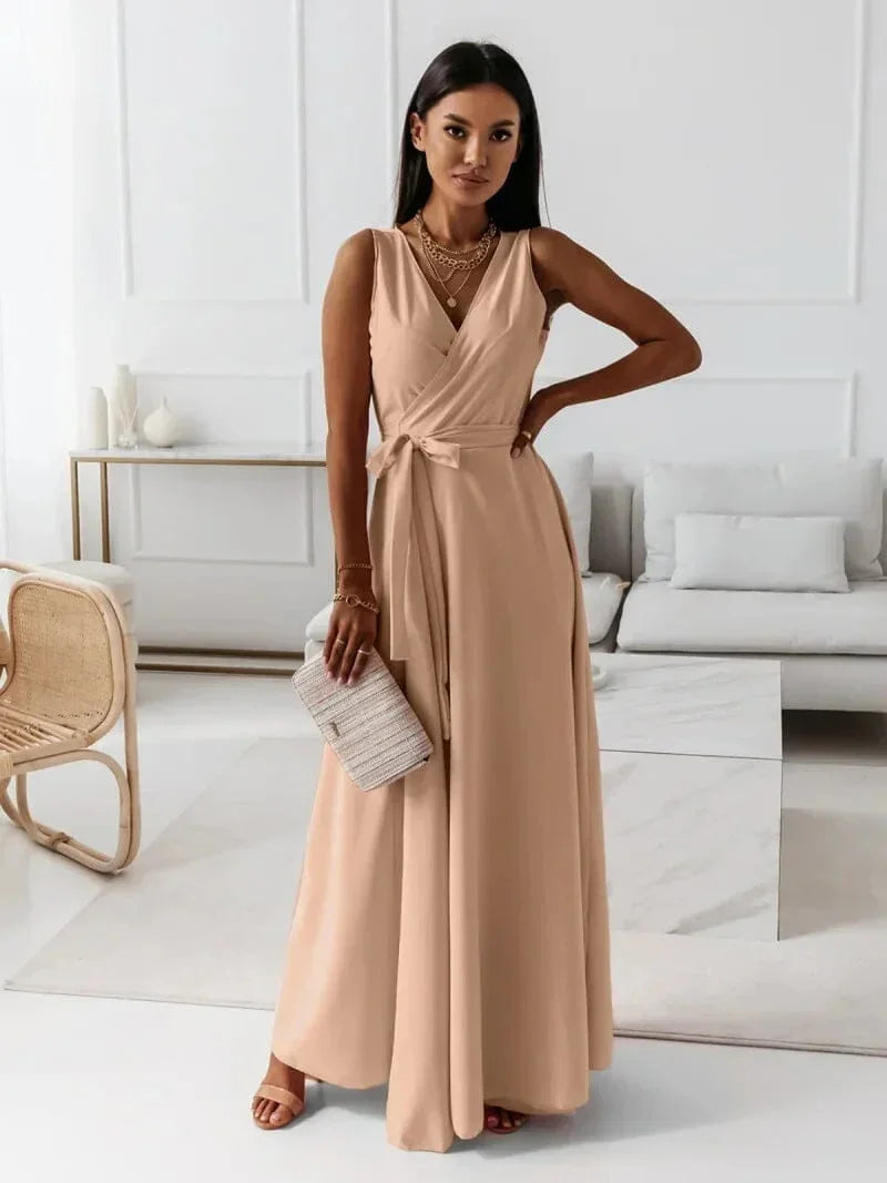 Robe longue maxi plissée sans manches, col en V, en tissu léger pour un confort optimal et un mouvement fluide.