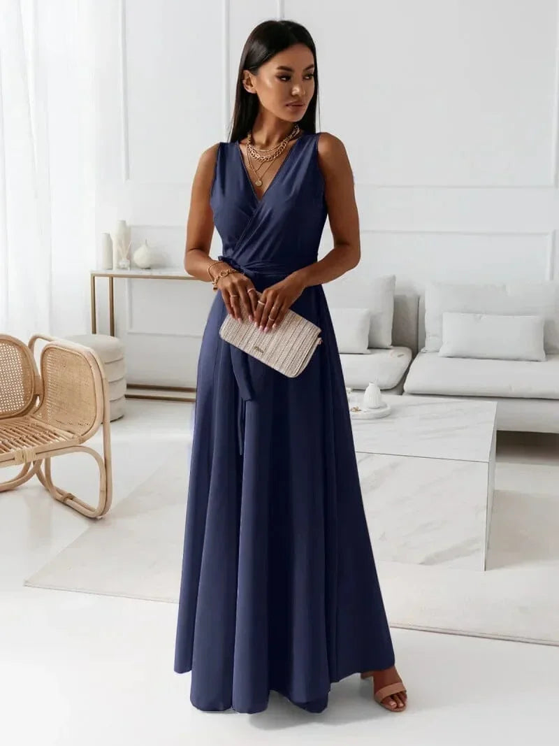 Robe longue maxi plissée, sans manches, col en V, en tissu léger et fluide, idéale pour les journées chaudes.