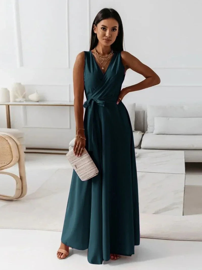 Robe longue maxi plissée sans manches avec col en V, en tissu léger et fluide, idéale pour un look décontracté.