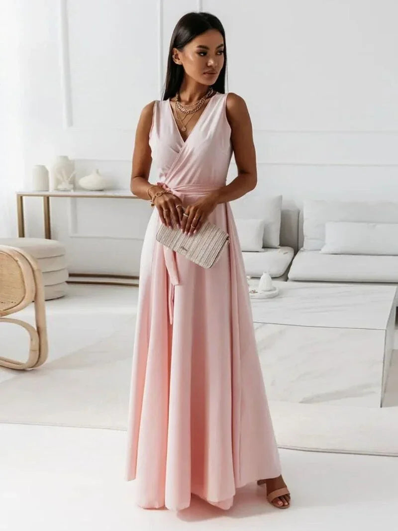 Robe longue maxi plissée sans manches avec col en V, en tissu léger, parfaite pour les journées d'été.