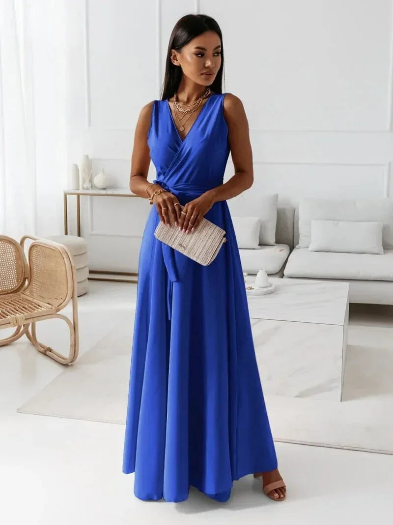 Robe longue maxi plissée sans manches, col en V, en tissu léger pour un confort optimal avec un design fluide et élégant.