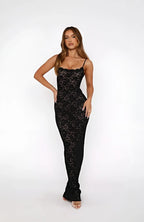 Robe longue noire en dentelle, avec bretelles fines et un design élégant qui met en valeur la silhouette féminine.