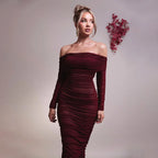 Robe longue en tissu transparent, épaules dénudées, manches longues et froncée, idéale pour des soirées élégantes.