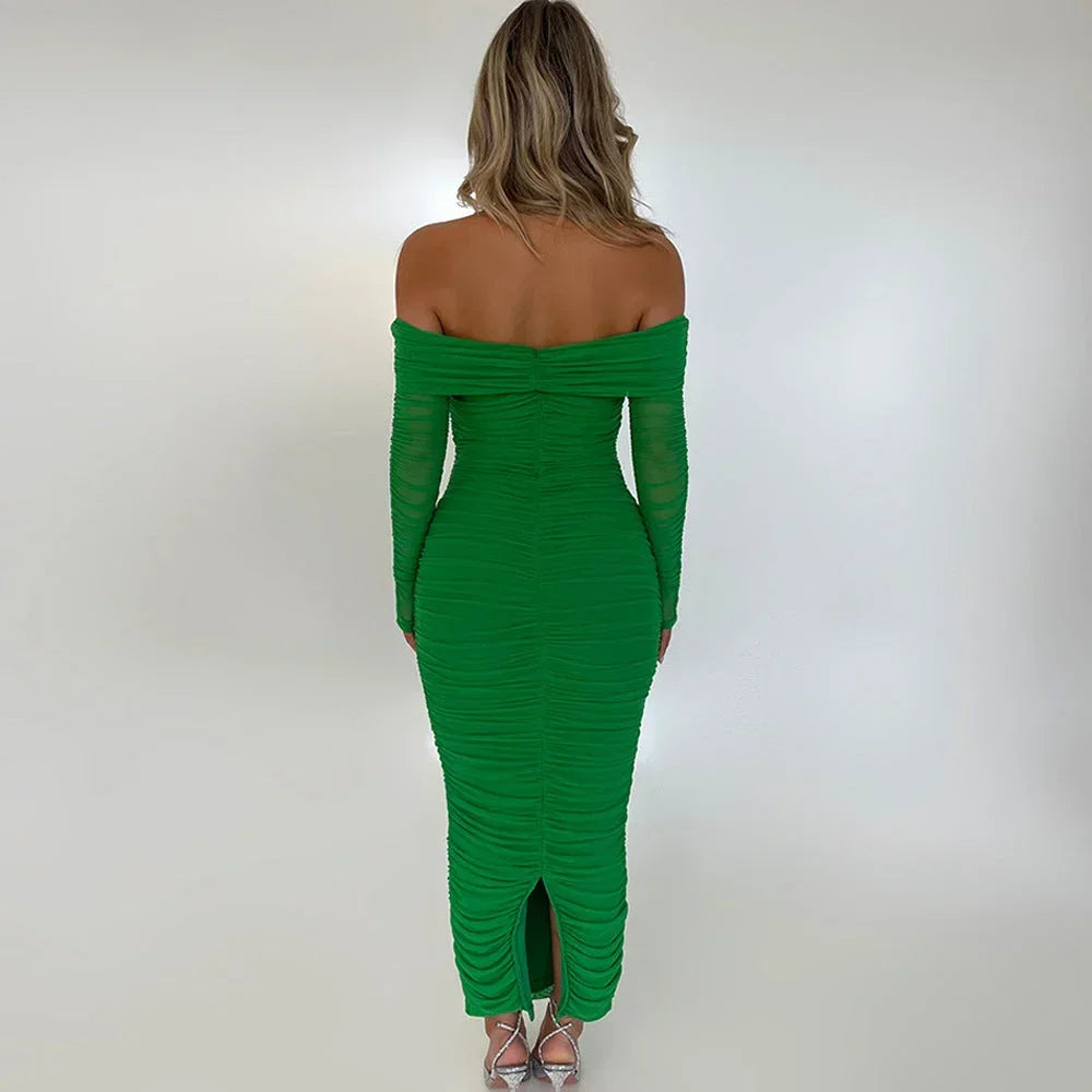 Robe longue transparente à épaules dénudées, froncée avec manches longues, idéale pour une soirée élégante.