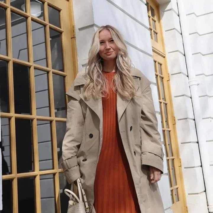 Robe longue plissée sans manches en tissu fluide, idéal pour des soirées d'été avec un design élégant et léger.