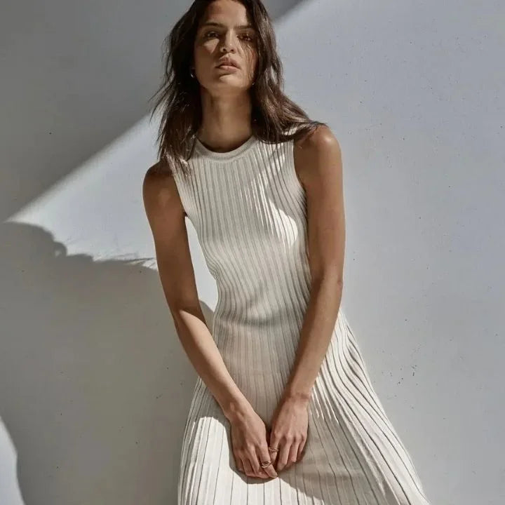 Robe longue plissée sans manches en tissu fluide, idéale pour une soirée d'été, mettant en valeur un design léger et élégant.