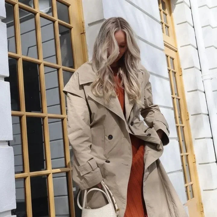 Robe longue plissée sans manches en tissu fluide, idéale pour des soirées d'été, avec un design élégant et léger.