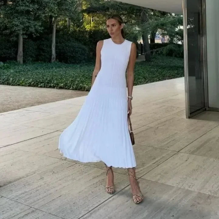 Robe longue plissée sans manches en tissu fluide, idéale pour les soirées d'été avec un style élégant et léger.