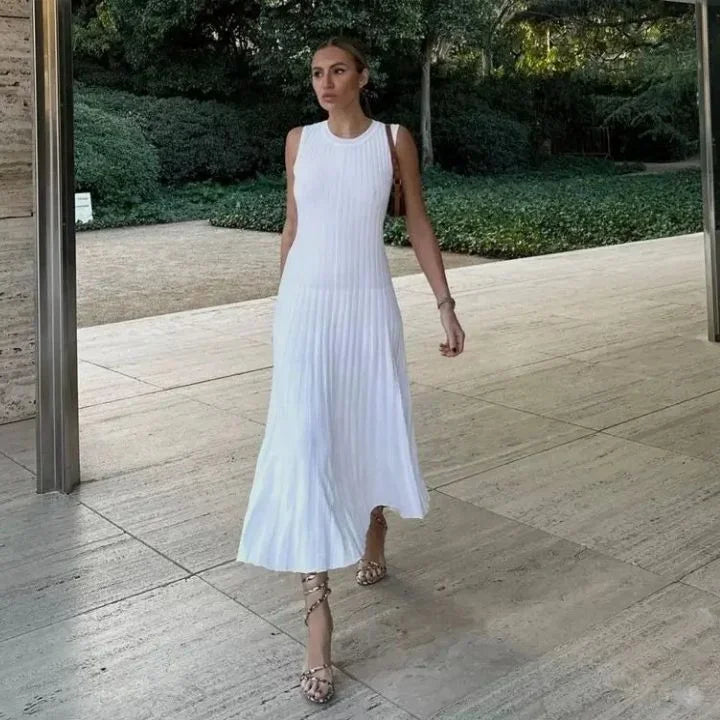 Robe longue plissée sans manches en tissu fluide, idéale pour les soirées d'été avec un design élégant et confortable.