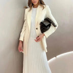 Robe longue plissée sans manches en tissu fluide, idéale pour les soirées d'été avec son design léger et élégant.