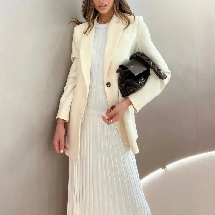 Robe longue plissée sans manches en tissu fluide, idéale pour les soirées d'été avec son design léger et élégant.