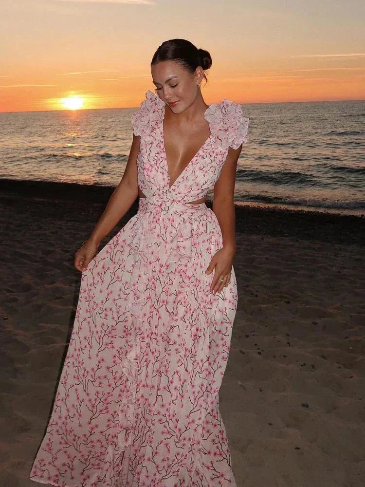 Robe longue rose en viscose avec volants et détails floraux en V, idéale pour les soirées estivales.