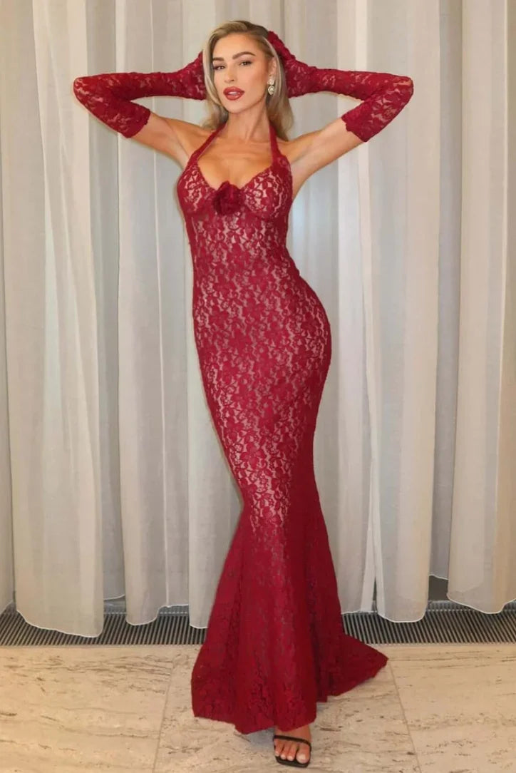 Robe longue rouge en dentelle, col halter sans manches avec un design élégant et détaillé, parfaite pour les soirées.