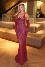 Robe longue rouge en dentelle, col halter, sans manches, avec détails raffinés pour des occasions spéciales.