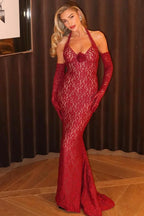Robe longue rouge en dentelle, sans manches, avec col halter, idéale pour des soirées élégantes.