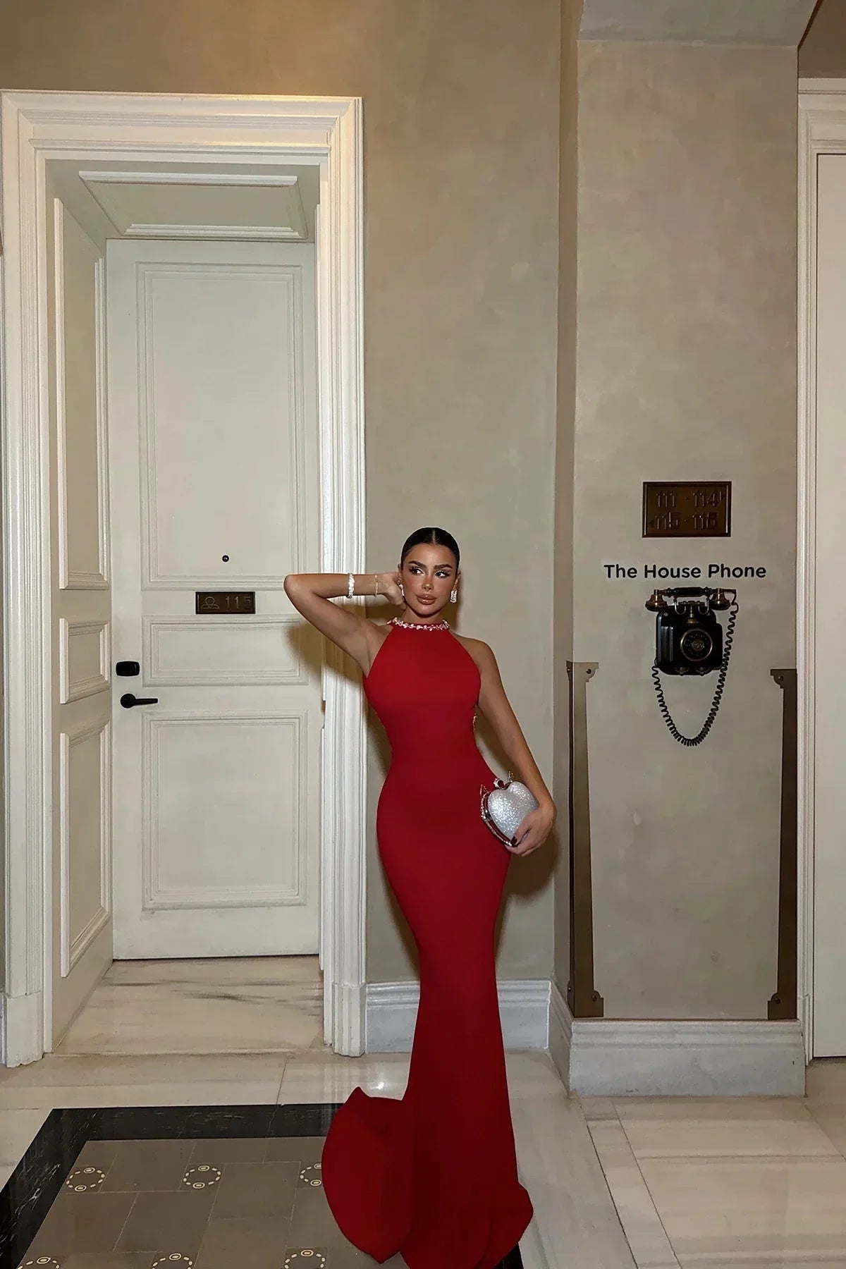 Robe longue rouge pour femme, avec bretelles perlées, en tissu léger et fluide, idéale pour les soirées élégantes.