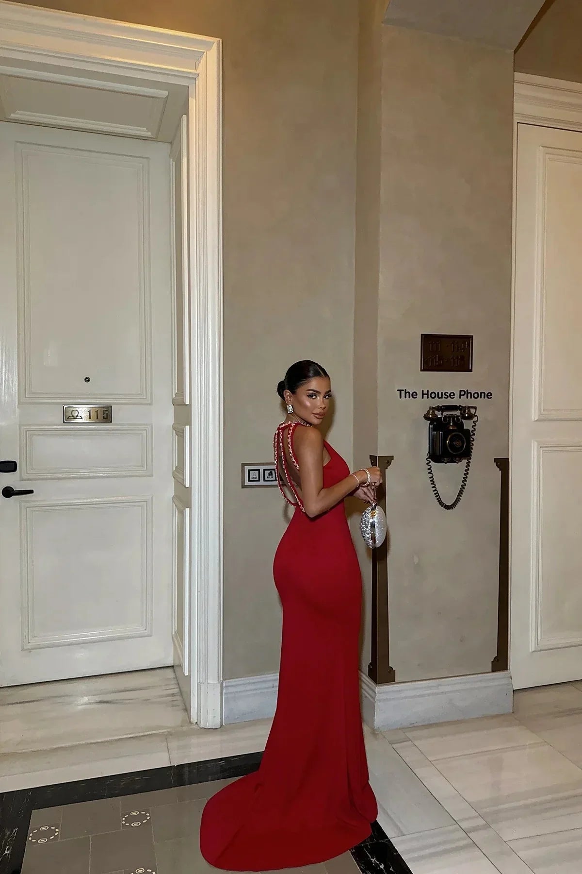 Robe longue rouge femme, bretelles perlées, tissu léger, idéale pour soirées élégantes, coupe fluide et moderne.