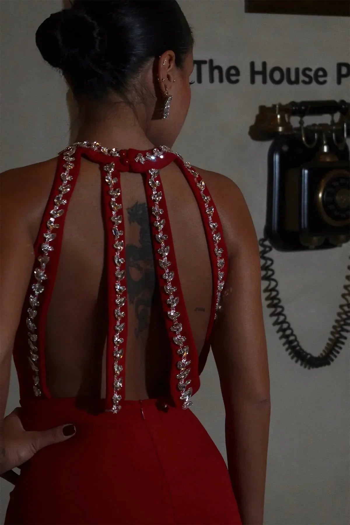 Robe longue rouge pour femme, bretelles perlées, tissu fluide, style élégant, idéale pour une soirée.