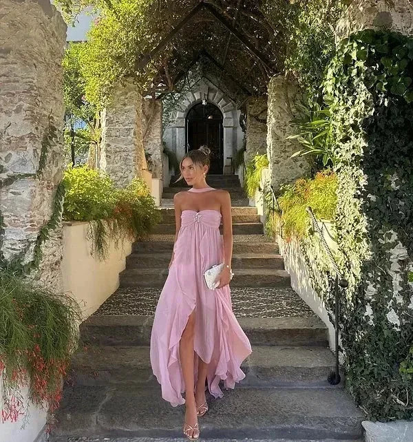 Robe longue sans bretelles, en tissu léger, avec volants délicats et embellissement floral coloré. Parfaite pour les…