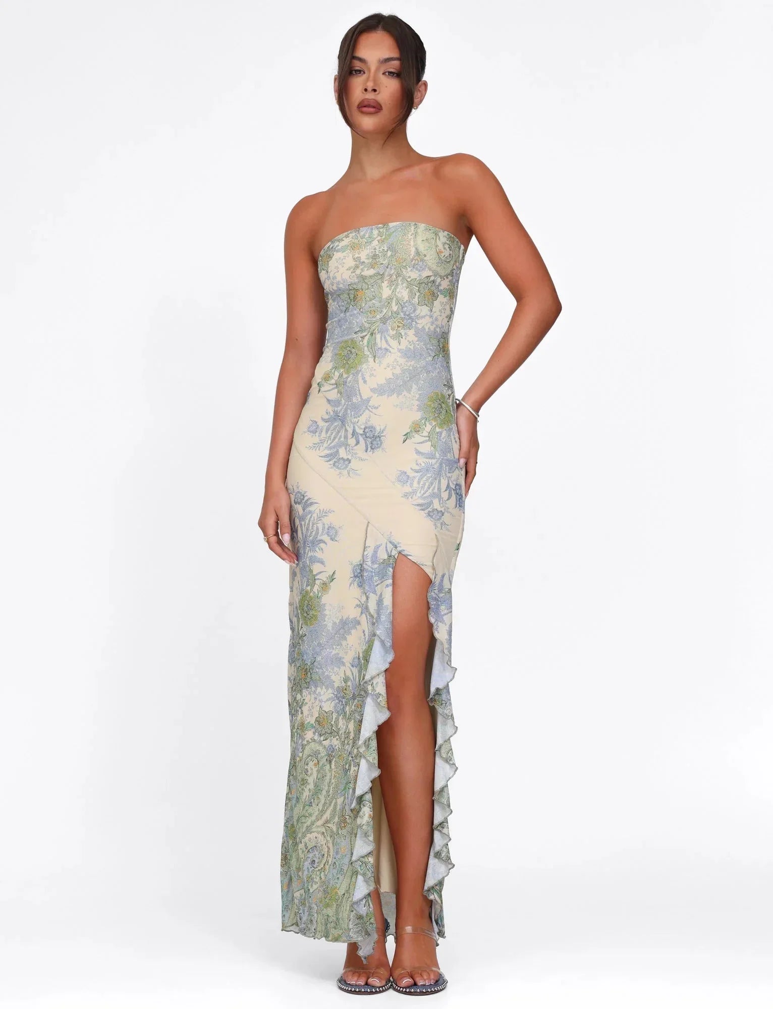 Robe longue sans bretelles en tissu léger avec motif floral coloré et fente sur le côté pour une allure décontractée.