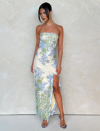 Robe longue sans bretelles en coton, avec motif floral coloré et fente sur le côté pour une allure décontractée.