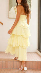 Robe longue sans bretelles en tissu léger, ornée de volants en couches pour une silhouette élégante lors des soirées.