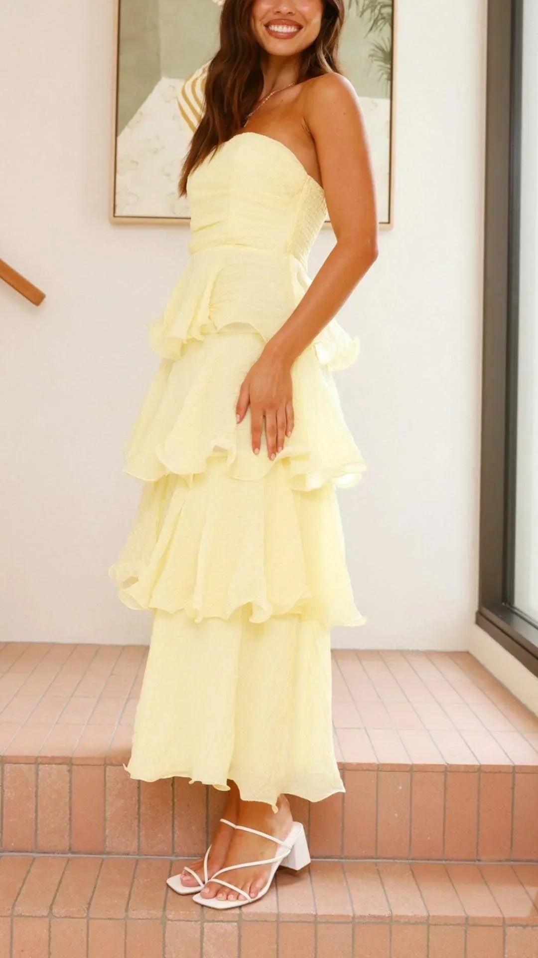 Robe longue sans bretelles, en tissu léger, avec des volants en couches, idéal pour des soirées élégantes.