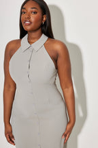 Robe longue sans manches en tissu léger, col en V élégant, idéale pour les journées d'été fraîches.