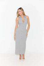 Robe longue sans manches avec col en V, en tissu léger et fluide, idéale pour les journées d'été décontractées.