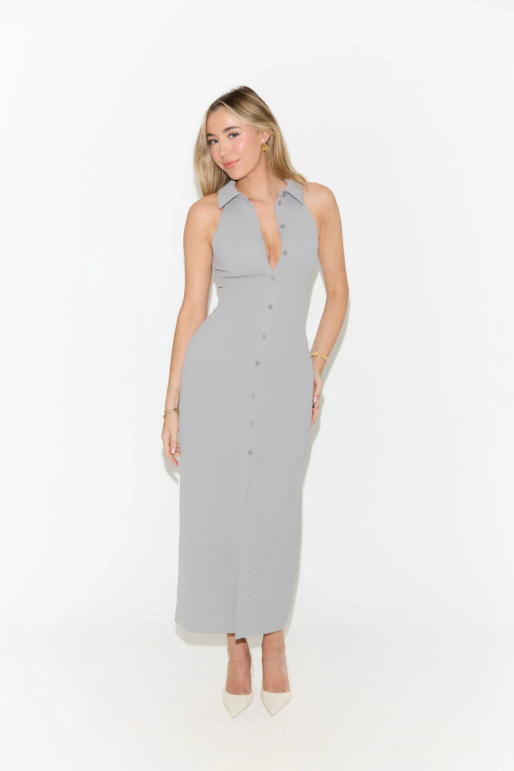 Robe longue sans manches avec col en V, en tissu léger et fluide, idéale pour les journées d'été décontractées.