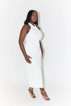 Robe longue sans manches avec col en V, fabriquée en tissu léger, idéale pour les journées chaudes. Parfaite pour un look…